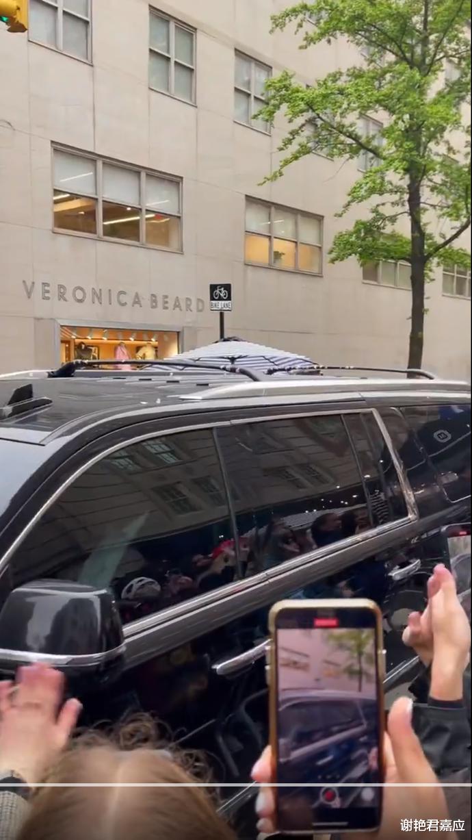 谷爱凌|排面! 谷爱凌乘超长林肯抵达纽约时尚秀, C位同框12大娱乐时尚巨星