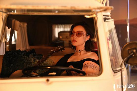 倪妮|倪妮年后首个海边大片！彻底放开秀身材，罕穿露脐装新风格大变样