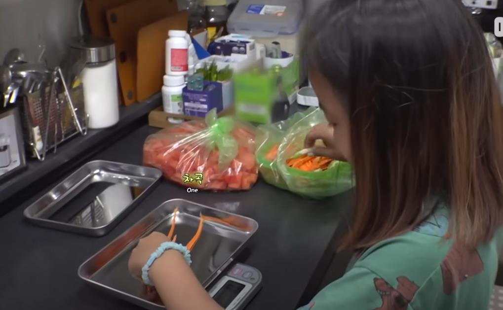 古尔丹 韩国女孩养迷你猪秒变大胖猪，如今带着它们刻苦运动节食减肥