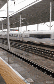 王菲|李嫣为妈妈王菲画油画，母女俩温馨同框，互动画面惹人泪目