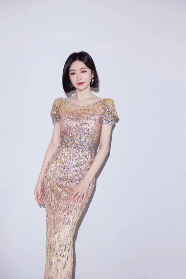 秦岚亲孙涛流汗的额头!春晚小品上热搜了,重播绝对会被删减!