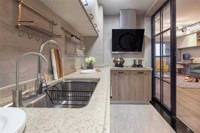 新家的墙基本打上柜子，背景墙也不放过，新增收纳面积达到40平米