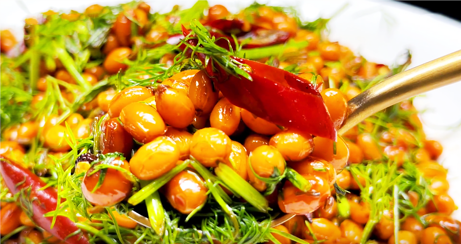 鸡蛋|女性进入更年期以后,建议常吃这8种食物,价格不高,人人吃得起