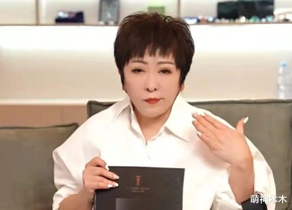 向太掉粉近百万后,本人发声检讨,否认嫌弃产品,称会改进学习