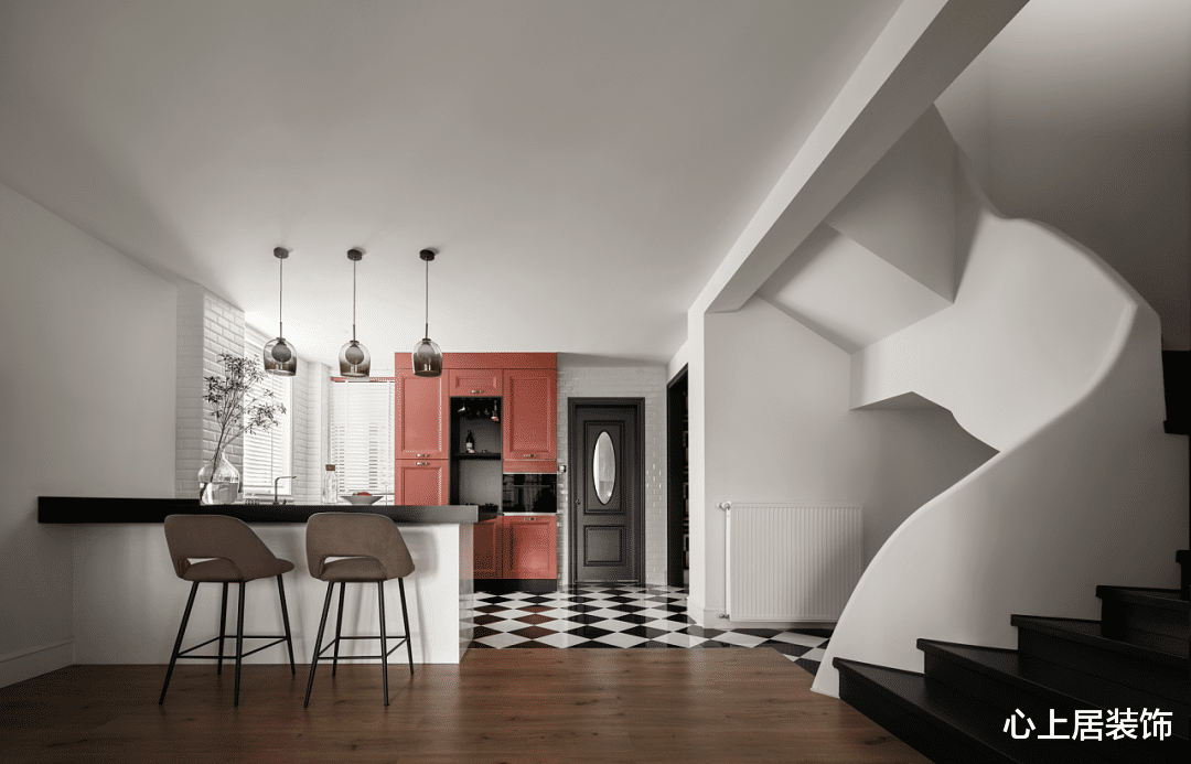 161㎡轻奢,红与黑的复古叠撞