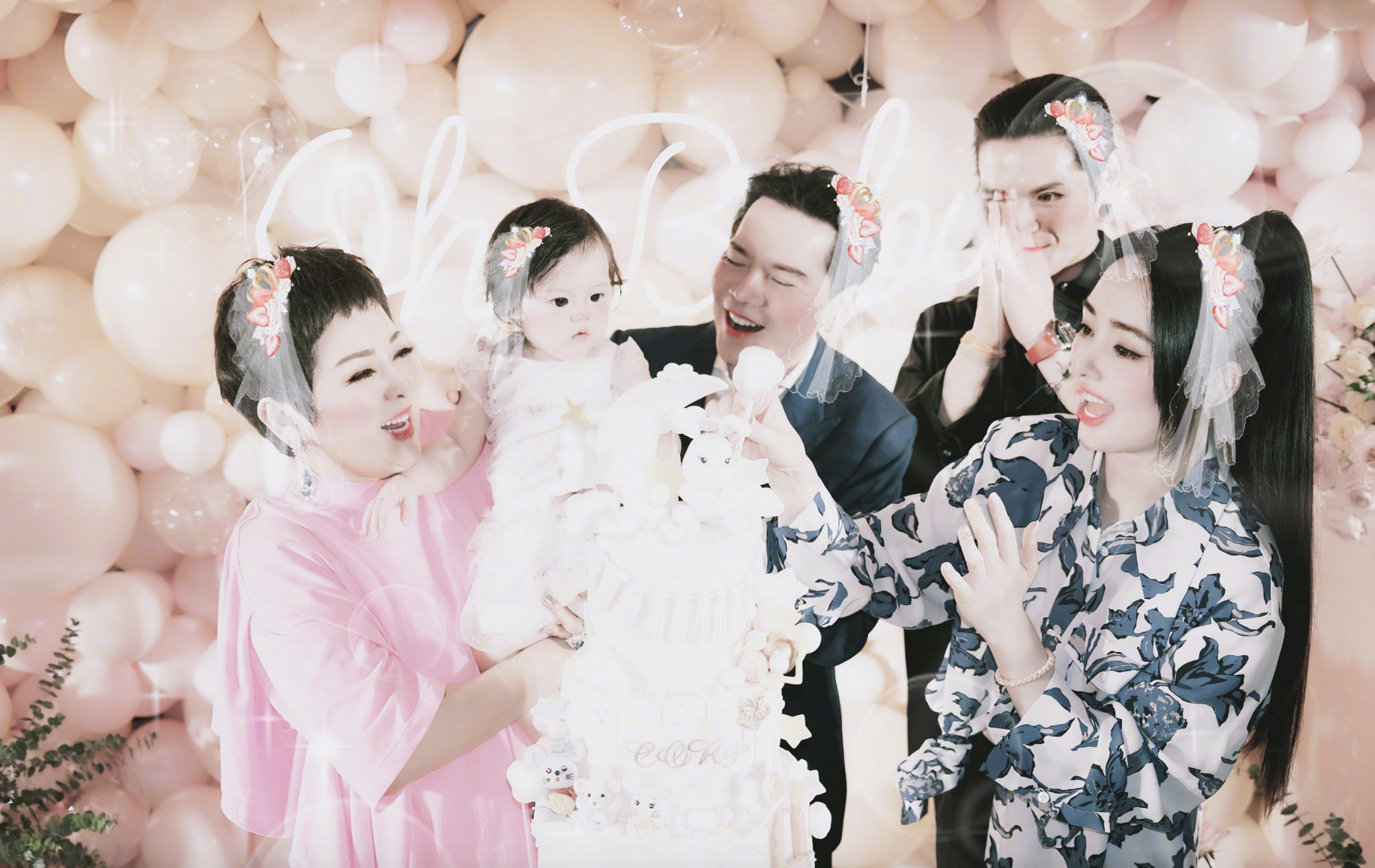 郭碧婷|向佐晒夫妻合影,两人站在樱花树下同框,郭碧婷神色疲惫且憔悴