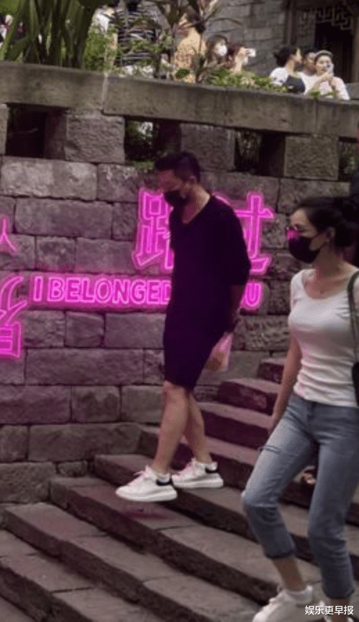 汪小菲|汪小菲「穿情侣鞋」伴游张颖颖！挨亏紧咬大S：报复性热搜