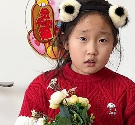 杨幂|9岁网红杨子钰成摇钱树?亲爸骂“丫头片子”,亲妈弃女后蹭热度