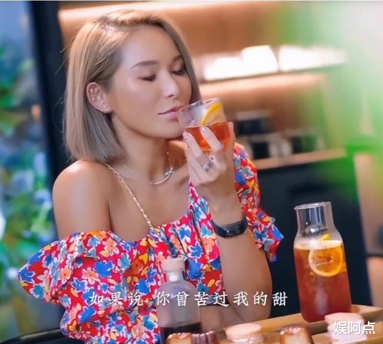 迪丽热巴|洗米嫂再度回归阔太生活，大胆秀出香肩，美食甜品尽显奢华