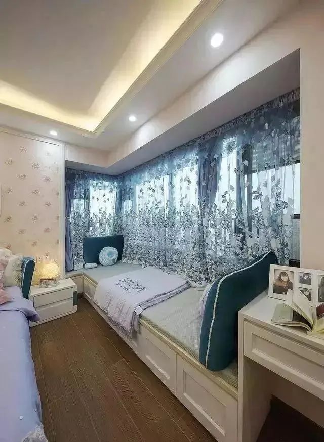 新房刚入住,朋友上门来参观,走进客厅一看都夸太漂亮了!