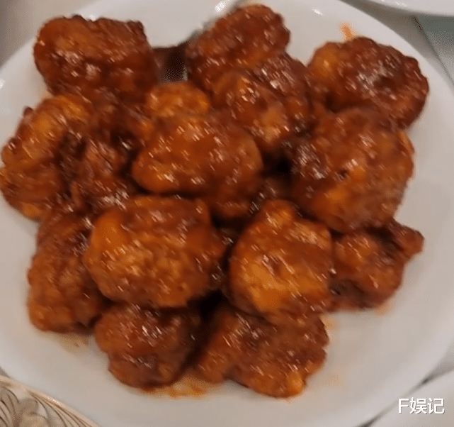 陈茵媺|陈茵媺亲自下厨烹饪新鲜龙虾 与陈豪孩子开心享受丰盛晚餐