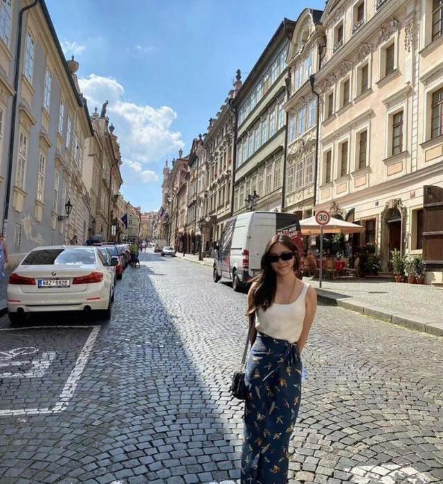 李连杰|李连杰携家人欧洲度假！19岁小女儿近照曝光，身材凹凸有致颜值高