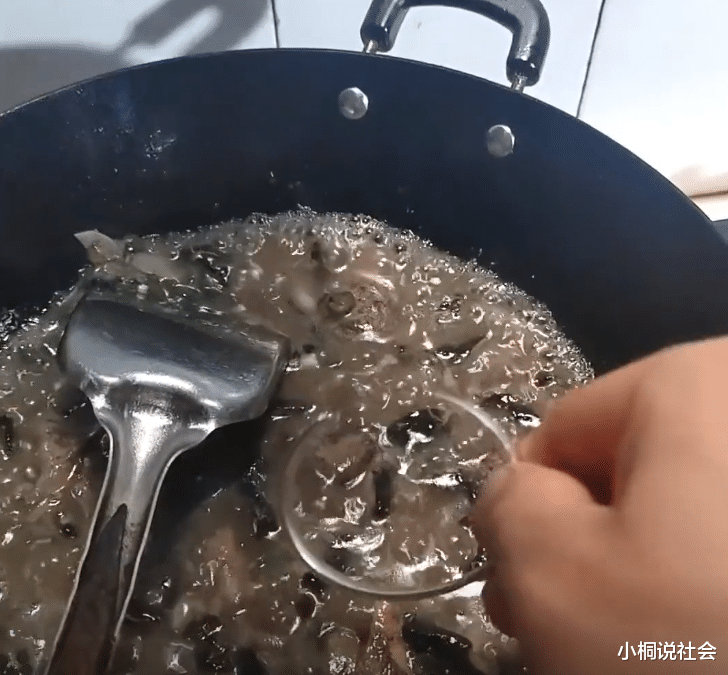 是个狠人!四川一男子煮蘑菇汤放银手镯试毒,结果吃完“躺板板”