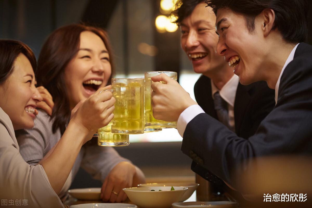 江苏女子醉倒在楼道,51岁男邻居带其回家,女子醒后崩溃报警?