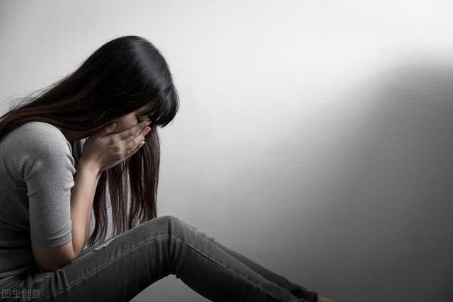假冒男友侵犯女子,以女子还主动抱自已抗辩,能否认强奸的成立?