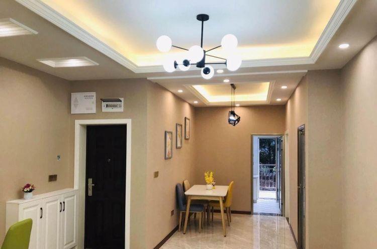 参观装修公司100㎡样板房，电视墙设计真亮眼，当即拍板签订合同