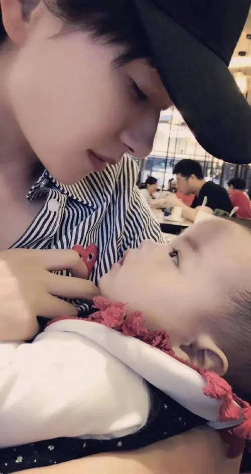 万茜|万茜一家三口罕同框！夫妻俩当街相拥满脸幸福，5岁女儿似小大人