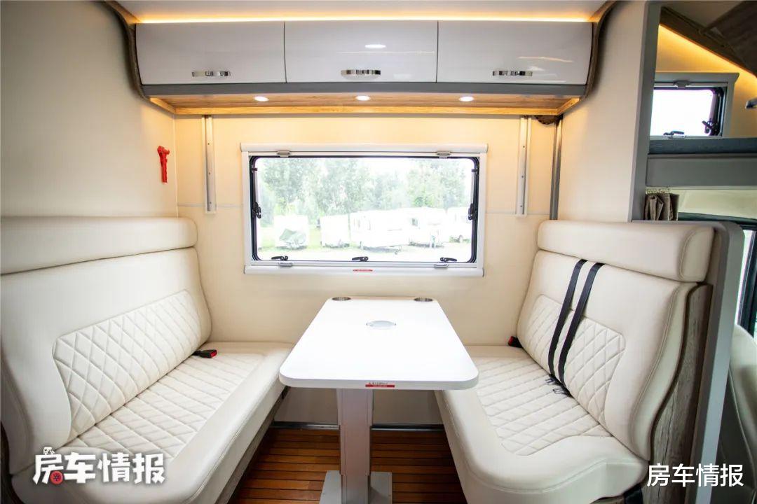 房车里的独立厨房真爽!爆炒不怕油烟,10度电空调尽情开还能冲澡