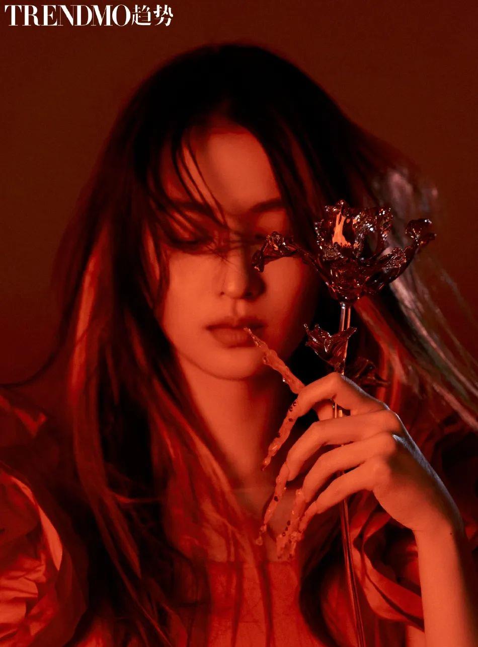 王楚然|王楚然暗夜玫瑰美图大胆前卫！雪肤玉貌太性感妖艳