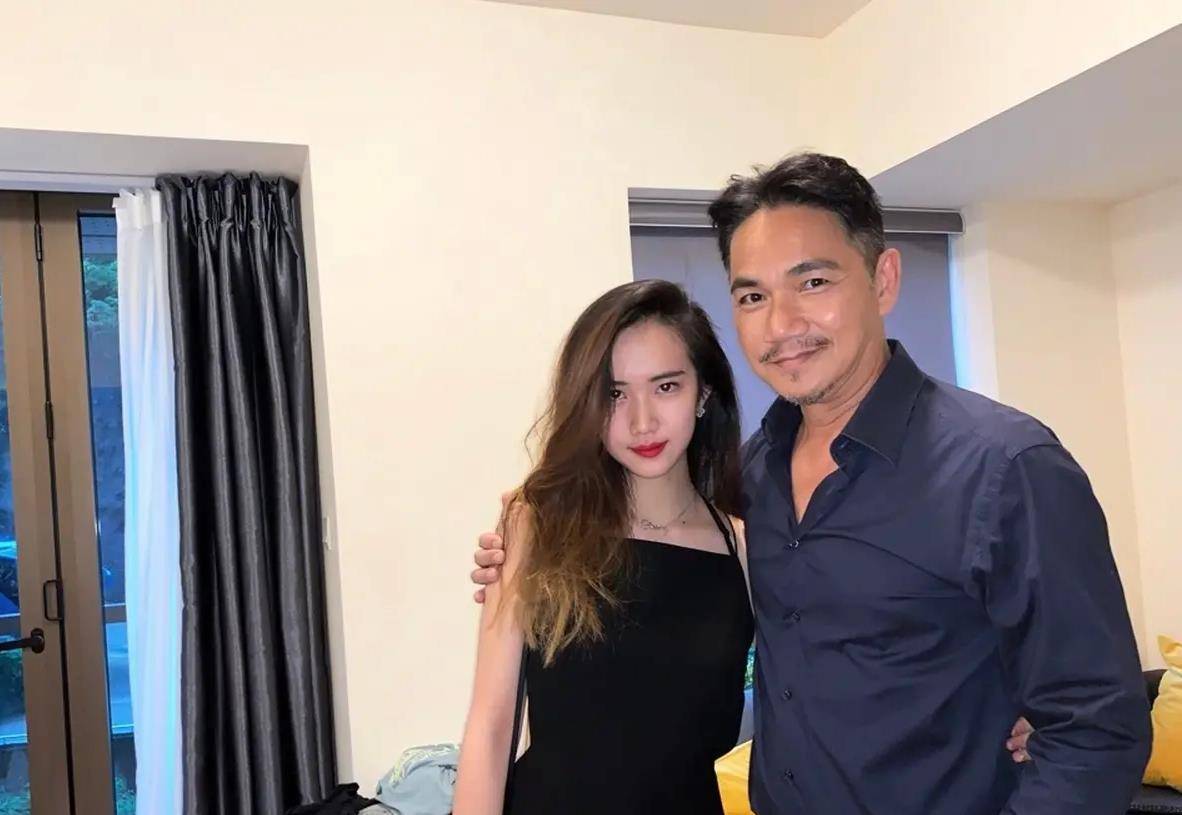 骆达华|?骆达华牵22岁女儿逛街，被指举止不妥惹争议，骆欣言外形出众像妈