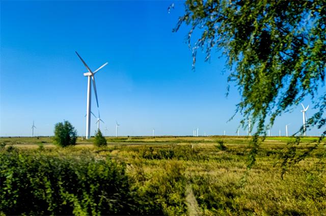 |陆上“风”“光”在此处