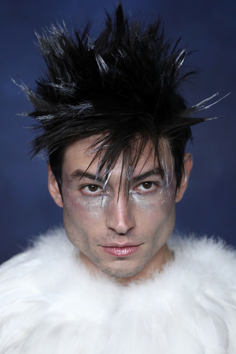 唇膏 一只唇膏能改变直男刻板形象？他的红唇试色说明男人化妆也很美