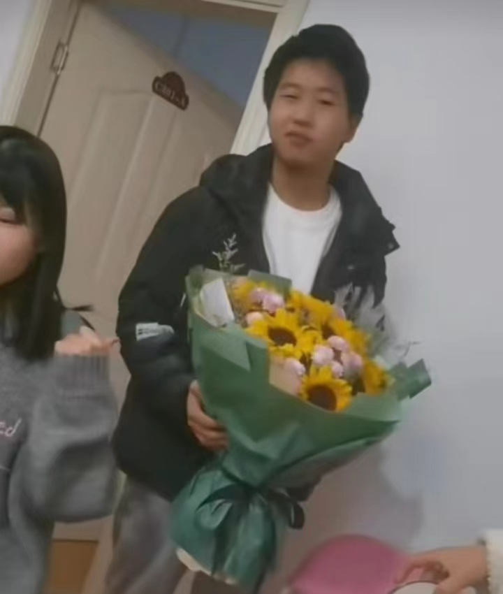 孙卓|孙卓庆祝19岁生日，卓妈“感慨颇多”，评论区被“歪嘴”刷屏