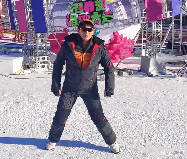 吴奇隆|宝刀不老！吴奇隆雪场跳“一字马”撞冰墩墩，臃肿滑雪服帅气依旧