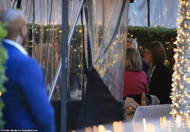 睡眠|克林顿夫妇久违露面，他大病后胖了好多，74岁希拉里穿得花枝招展