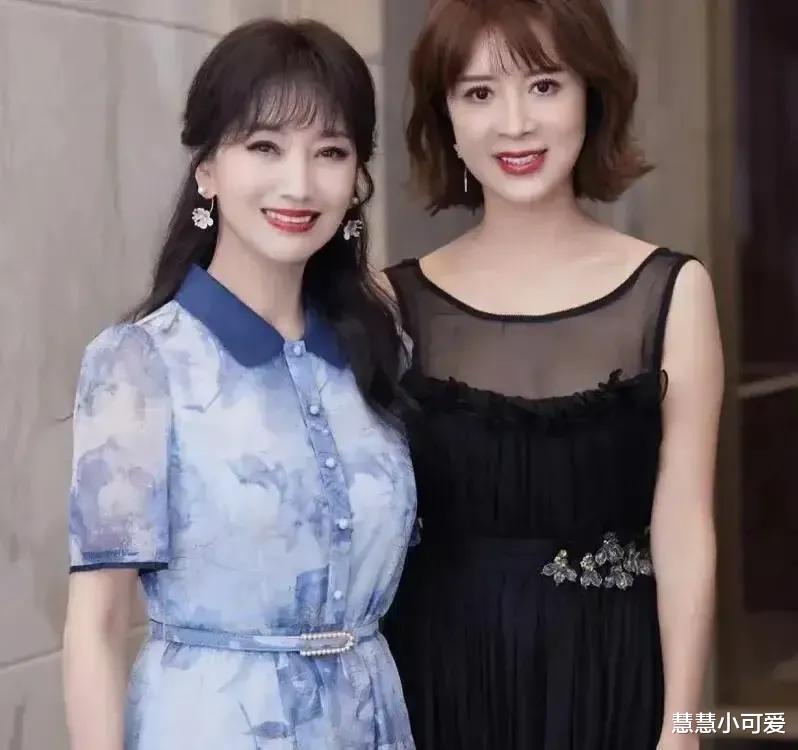 赵雅芝|中国最漂亮的女神赵雅芝,官方镜头的她,跟路人镜的她,差距也太大了吧