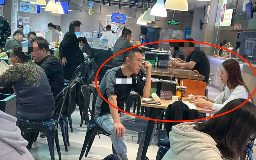 侯勇|侯勇带娇妻买5万元轿车，当场试驾打扮低调，女方小腹凸起疑怀孕