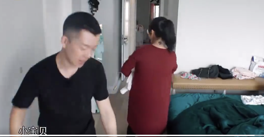 哈尔滨啤酒|离婚前吴雅婷王栎鑫哄孩子一幕,妈妈太能干,丈夫像哥哥