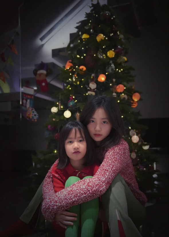 黄忆慈|16岁黄多多一个圣诞两个妆容:一个知性优雅,一个浓妆艳抹