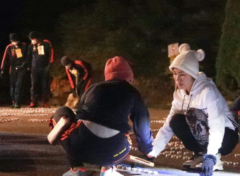 诗妮娜|诗妮娜终于再次亮相露面，针织帽出镜点烛祈福，双美组合或将重现