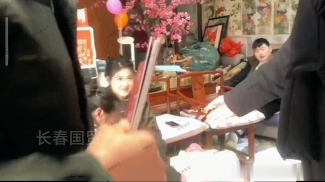 和面|大衣哥儿媳婚后生活曝光:与大衣嫂和面蒸馒头,婆媳相处融洽