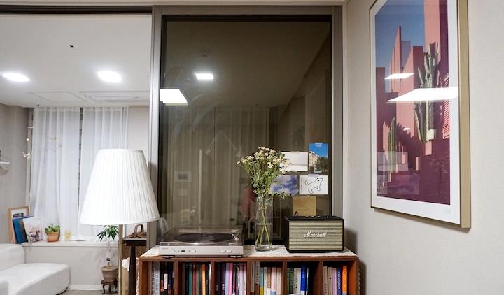 独身女博主,蜗居30平小公寓,她说:房子是租的,可生活租不到!