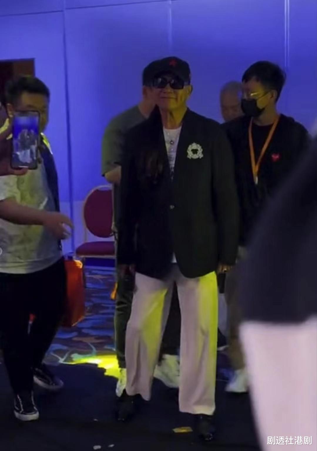 万梓良|大哥风范!65岁知名港星大阵容内地登台,多次传出行动不便险摔倒