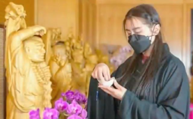 王祖贤|55岁王祖贤拜佛被偶遇，双手合十表情虔诚，被吐槽颜值暴跌似路人