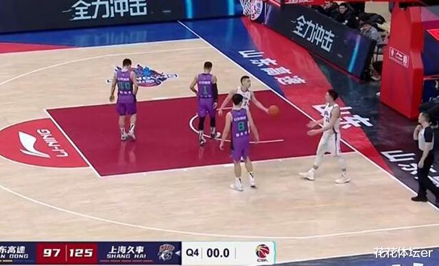 高诗岩|心态崩了？最后0.5秒，高诗岩扔飞篮球吃T，可兰白克三分令他不爽