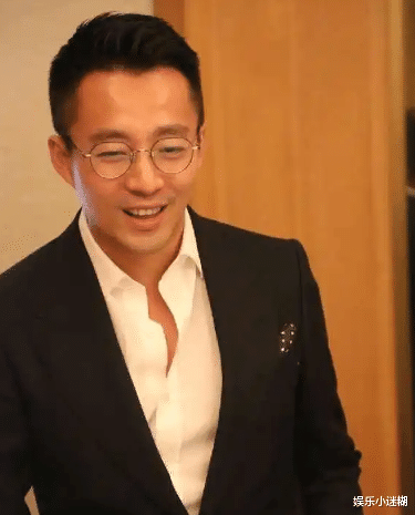 汪小菲|汪小菲近况曝光，520开豪车出门，手持雪茄面带笑容被指太假