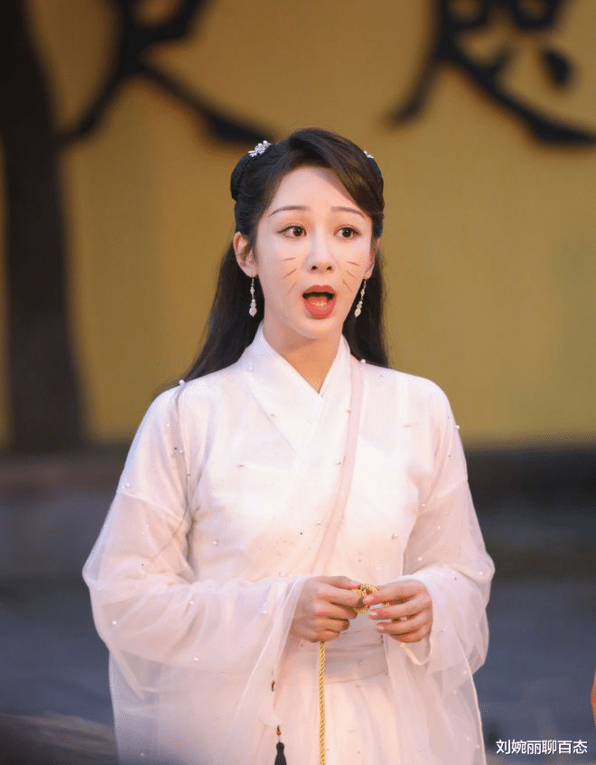 杨紫|杨紫和刘学义事件:喂蛋糕是错位图,和张雪迎事件性质不同