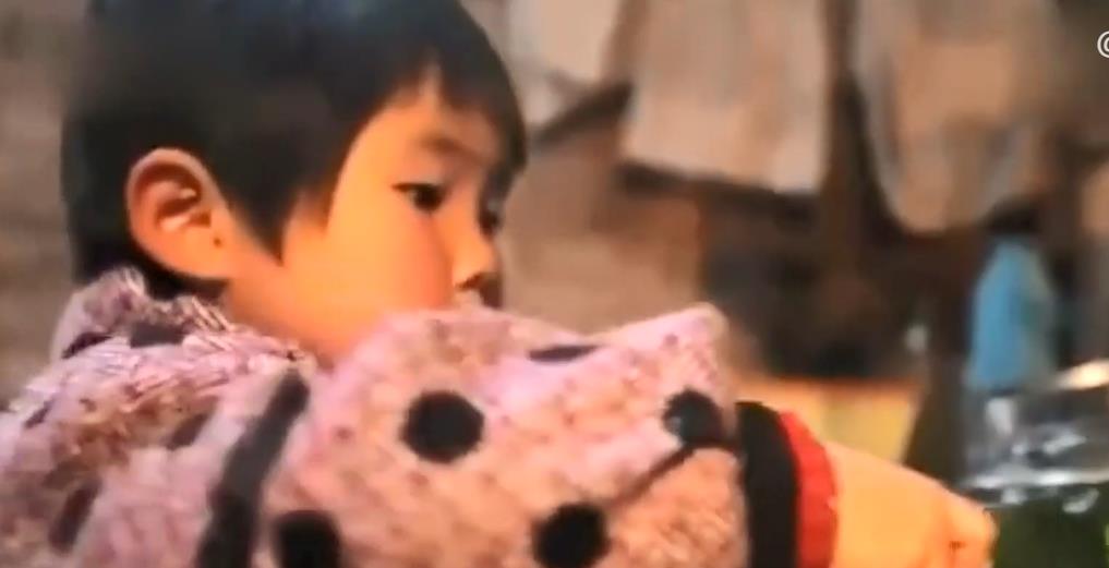 2006年,四川4岁女童母亲失踪父亲失联,独自照顾无法自理的爷爷