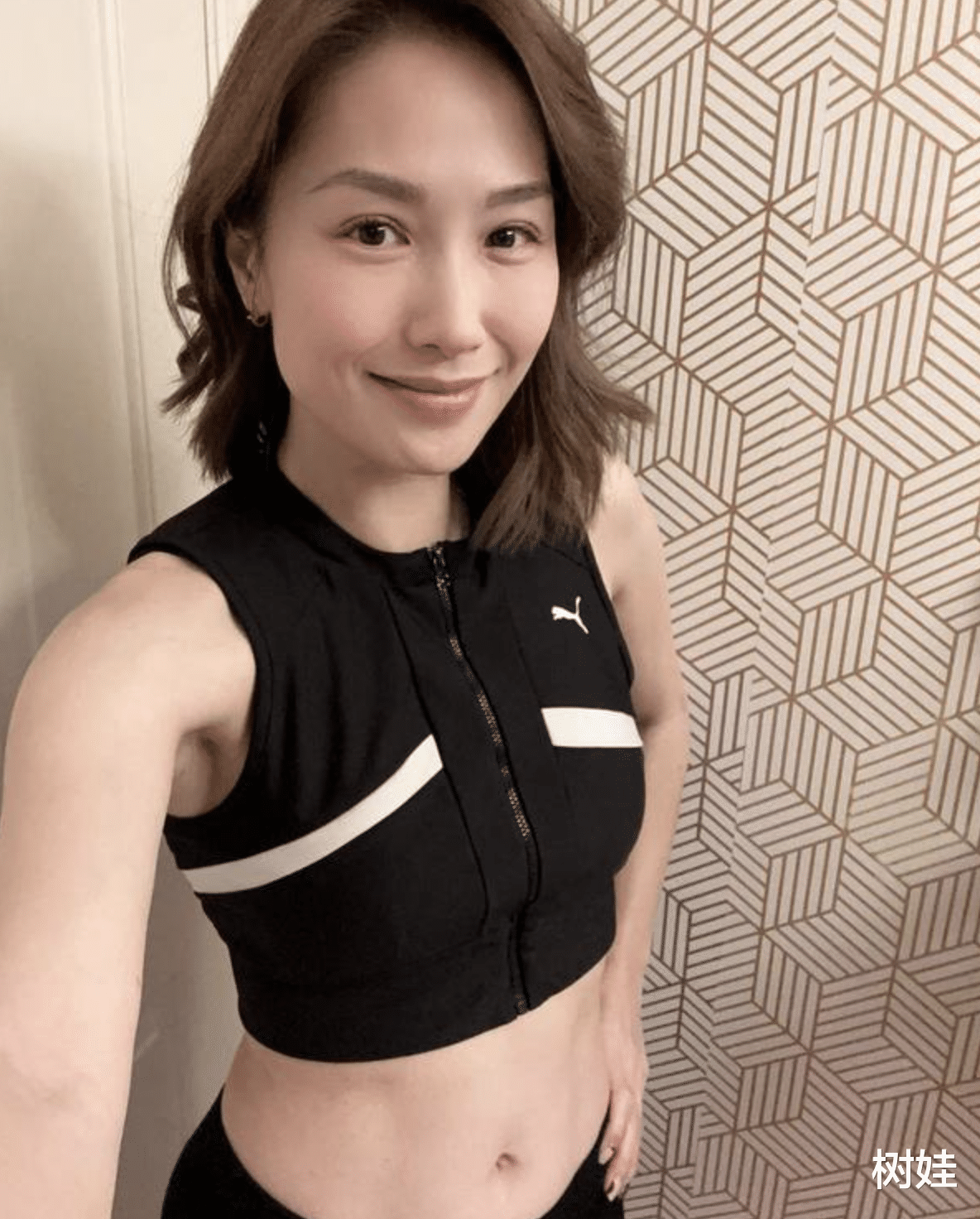 袁彩云|46岁袁彩云晒减肥后近照,双手叉腰展露小蛮腰,长居国外无意复出