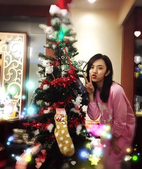 参观王晓晨住的豪宅，在家也会背剧本，累了直接躺沙发上睡