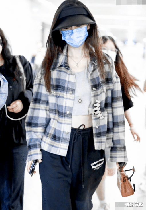 Angelababy|Baby现身机场,百万包包抢镜,但脚踩万元凉拖搭配随意“接地气”