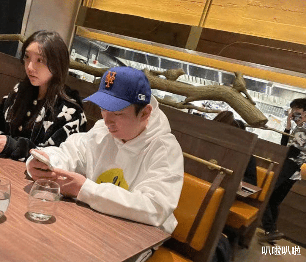 王思聪|王思聪独自与5个女生吃饭，堪比后宫选妃，王健林都羡慕他的生活