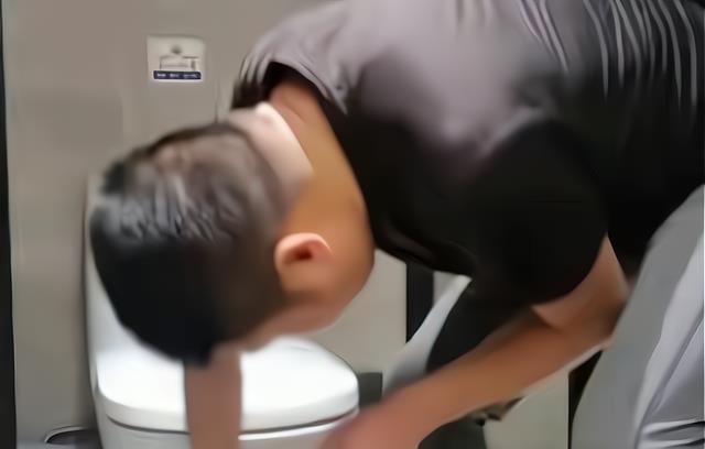 男子隔离期间在酒店清洗空调、拖地板,网友:啥时候来我家