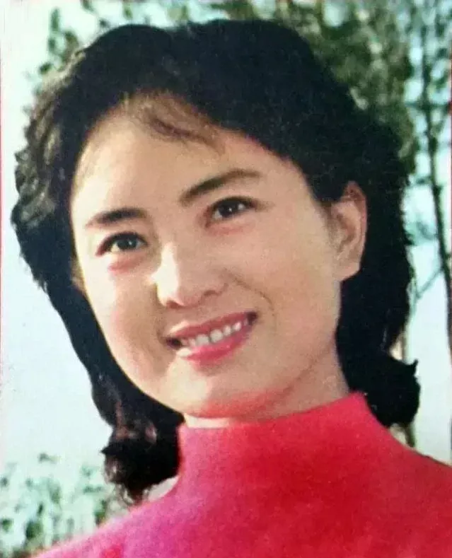 穿衣搭配 宋春丽的穿搭告诉我们:中老年穿衣“不扮嫩”,从容老去才真美