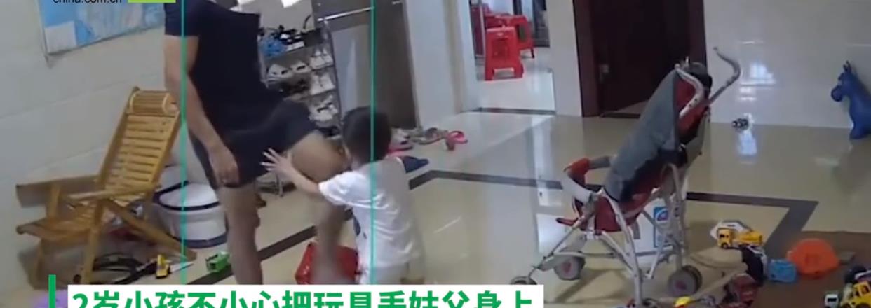 姑父一巴掌扇倒两岁幼童,谎称孩子摔倒。网友:这男人有家暴倾向