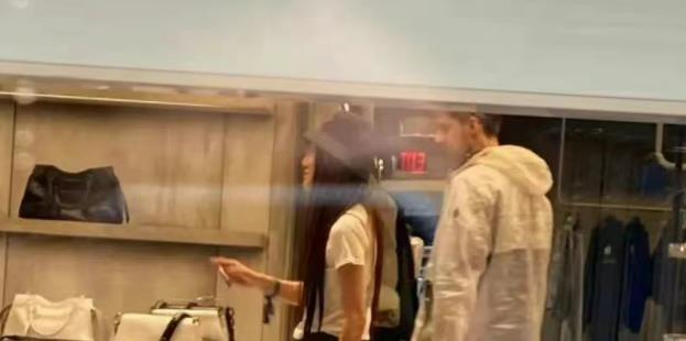 |73岁王薇薇带男友逛街,清场奢侈品,身材不输小花,太年轻了!